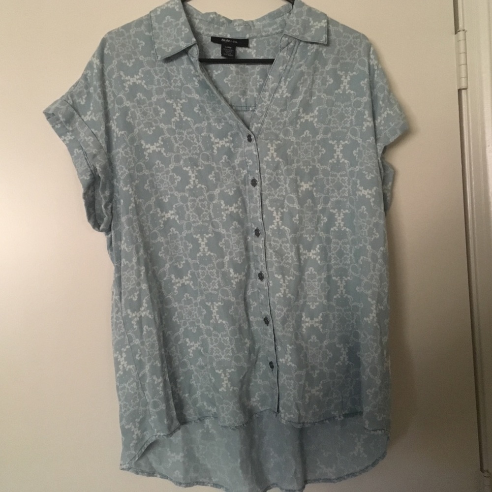 NWOT Sleeveless button up lightweight top